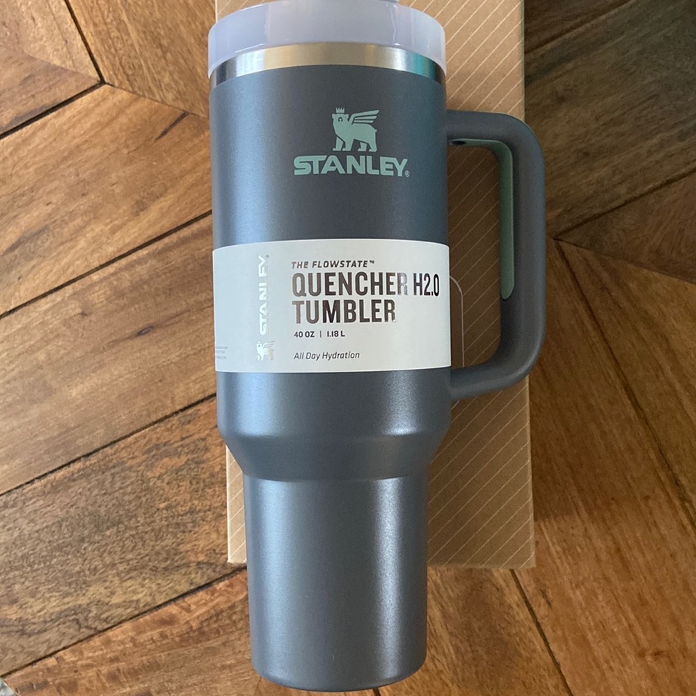 🎉🔥LAST ONE! NEW, LIMITED EDITION 🔥🎉Stanley 40 ounce Quencher H2.0, Charcoal